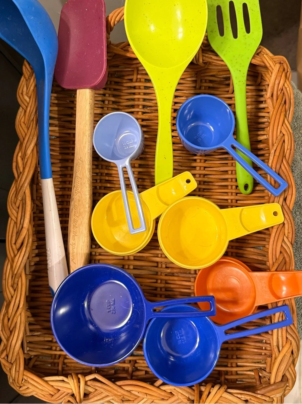 Kitchen Utensil & Measuring Cup Bundle Lot